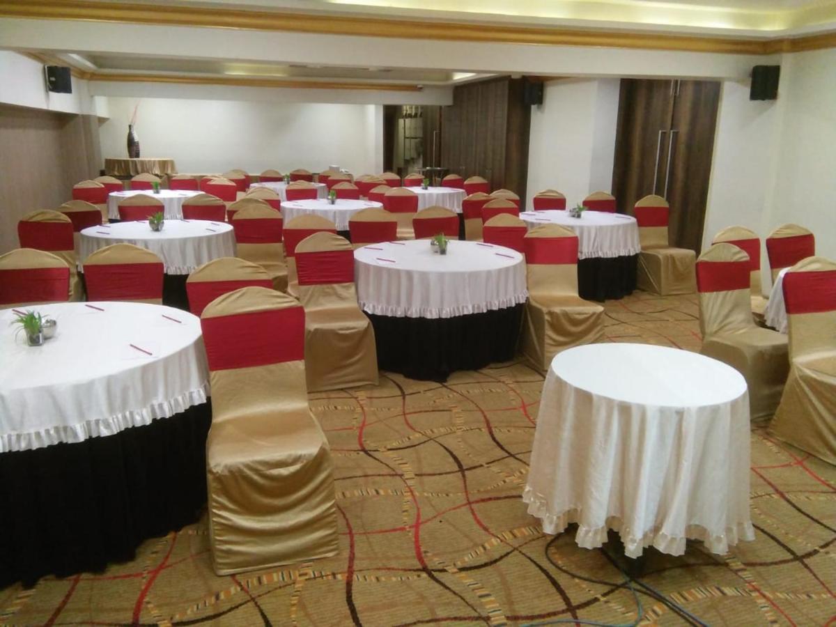 The Fern Residency Rajkot Hotel Екстериор снимка