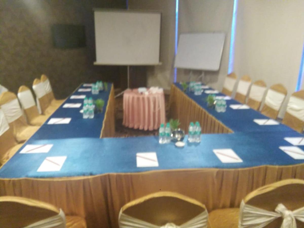 The Fern Residency Rajkot Hotel Екстериор снимка