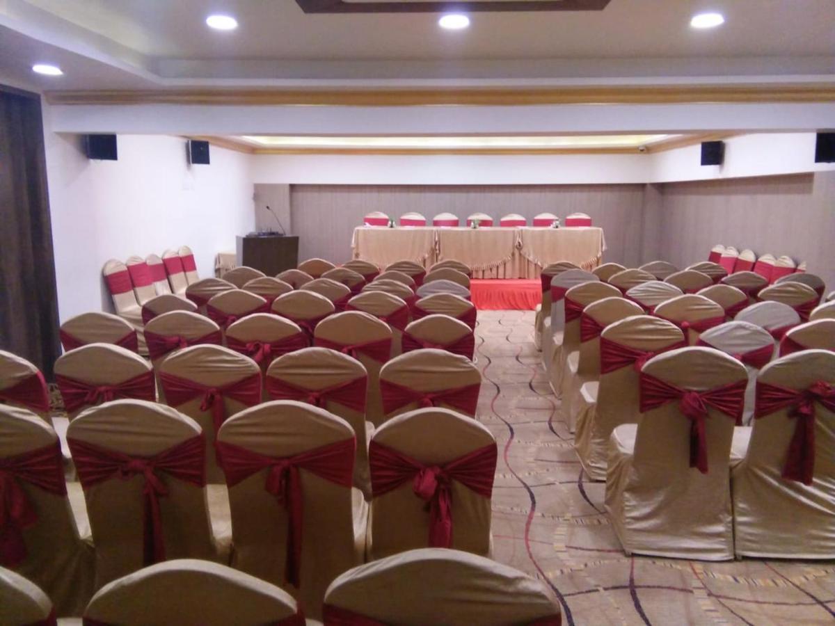 The Fern Residency Rajkot Hotel Екстериор снимка