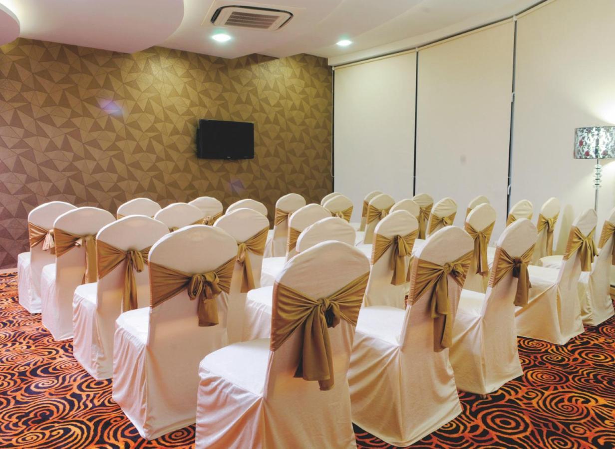 The Fern Residency Rajkot Hotel Екстериор снимка