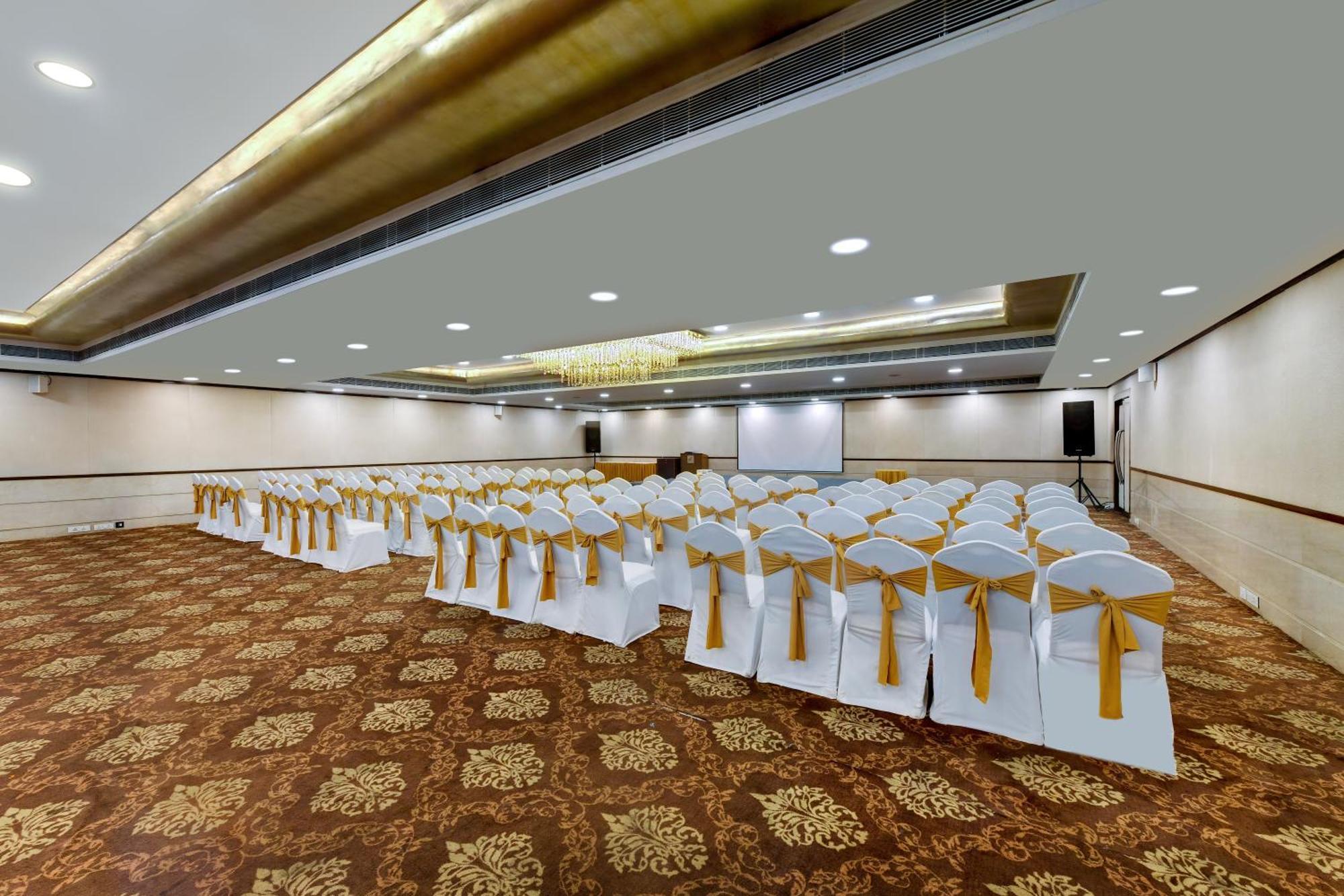 The Fern Residency Rajkot Hotel Екстериор снимка